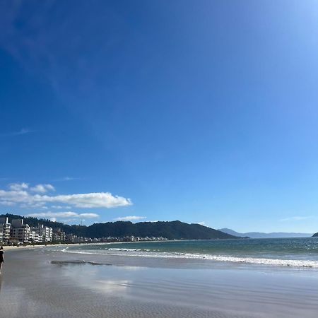 Apto familiar, 150mts do mar, completo e aconchegante em Palmas Governador Celso Ramos Exterior foto